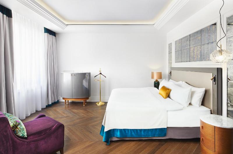 Premium Room, 1 King Bed with free Wi-Fi and tea & coffee machine image 2