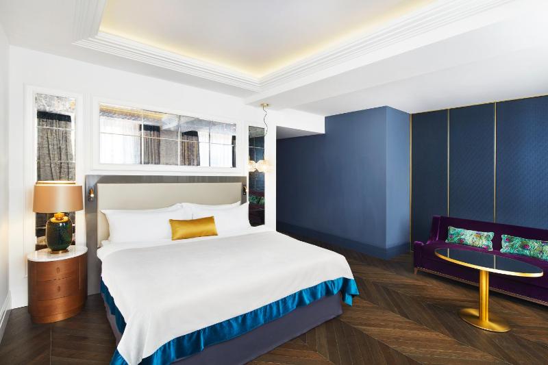 Premium Room, 1 King Bed with free Wi-Fi and tea & coffee machine image 3