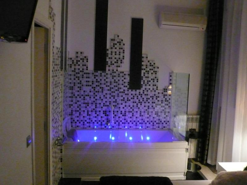 Double Room with Spa Bath image 2