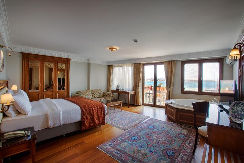 Triple Room with Sea View and Hot Tub image 2