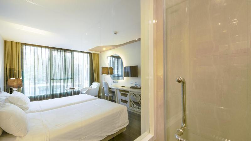 Deluxe Double or Twin Room with Pool View image 4