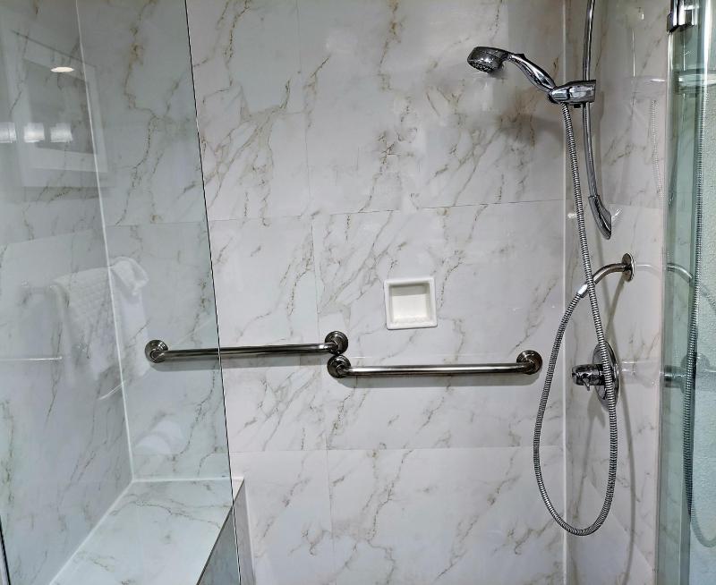 King Room with Roll-In Shower - Disability Access image 2