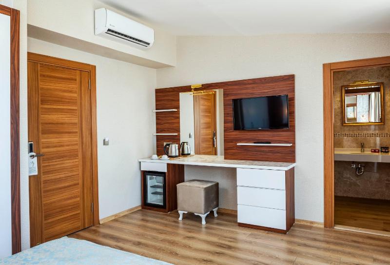 Double Room with Balcony and Sea View image 4