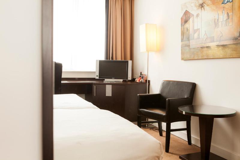 Deluxe Double or Twin Room image 1