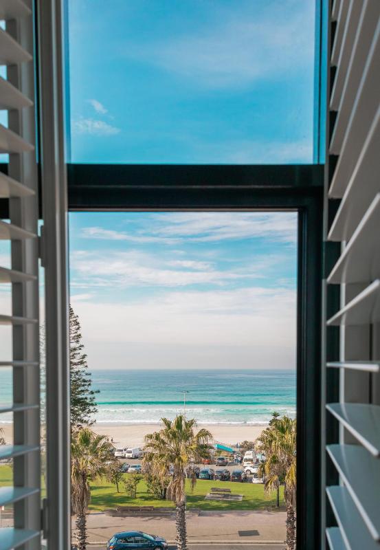 Bed in 6-Bed Mixed Dormitory Room with Beach View and Shared Bathroom image 1