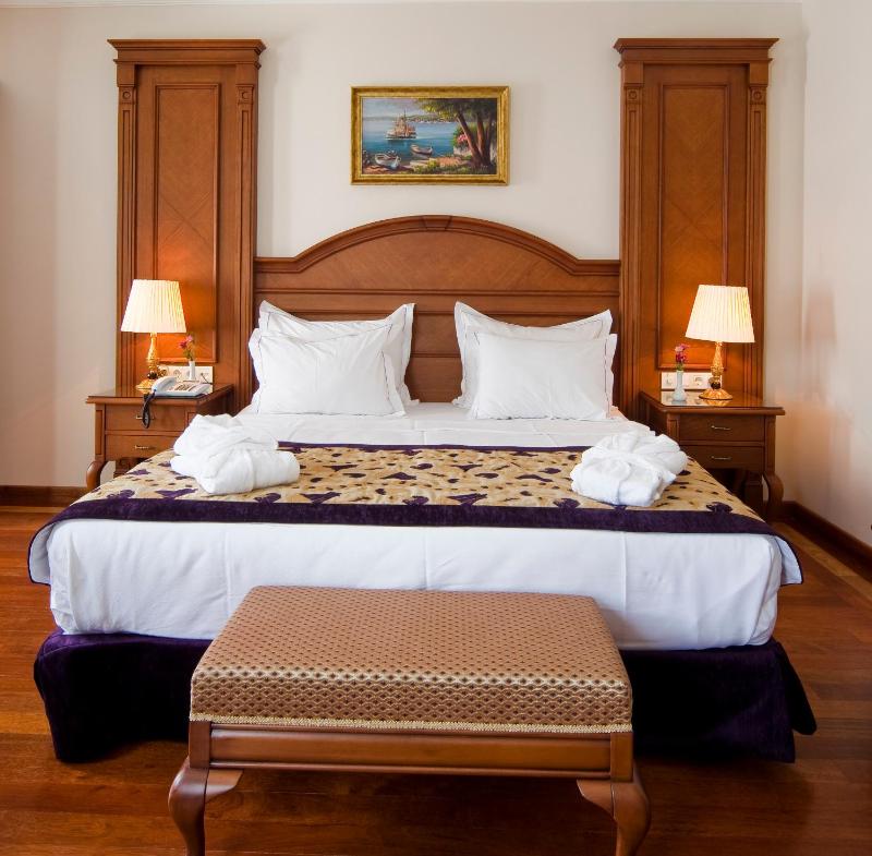 Deluxe Double or Twin Room image 1