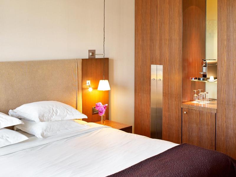 Premium Room with Balcony and Arc de Triomphe View image 1