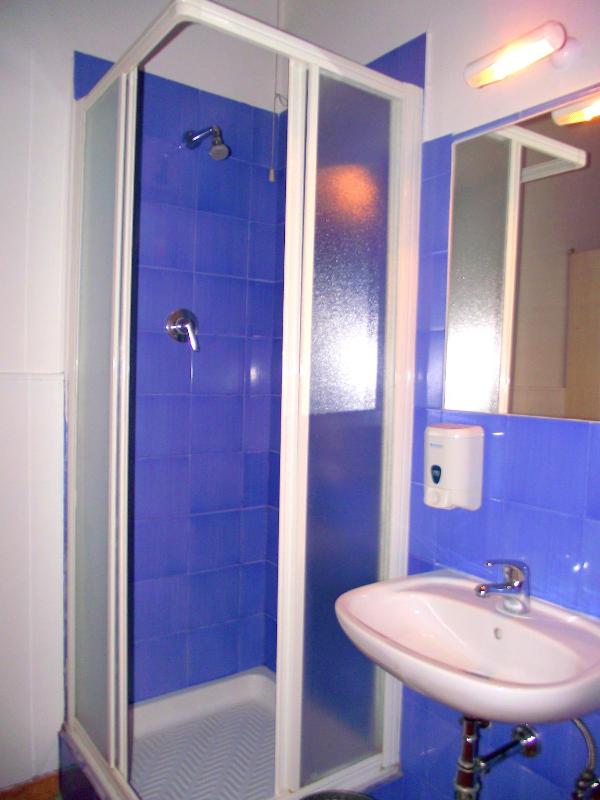 Economy Triple Room with Shared Bathroom image 4