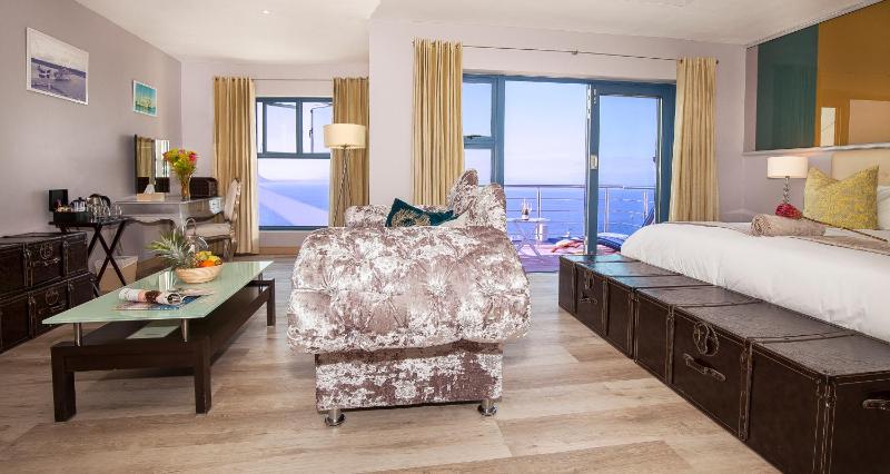 Deluxe Double Room with Side Sea View image 2