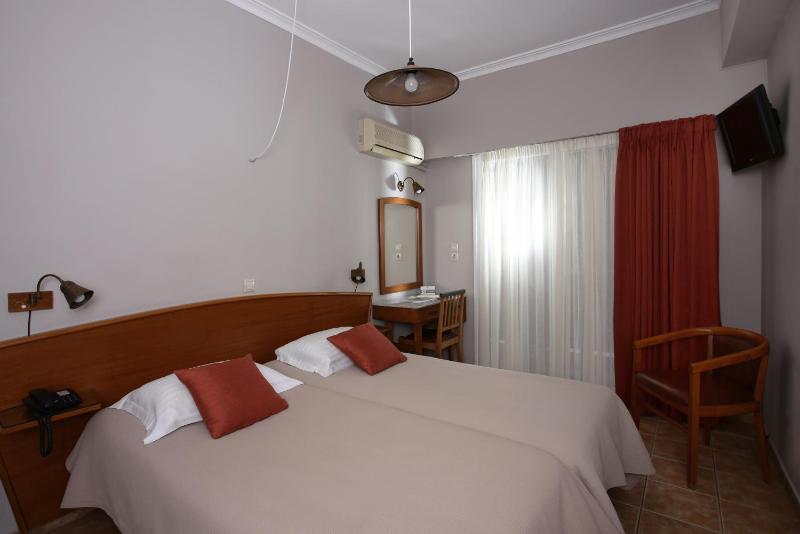 Twin Room - Lower Floor image 4