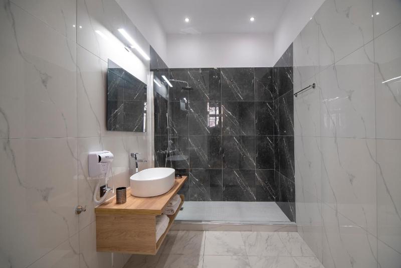 Executive Suite with Balcony image 2