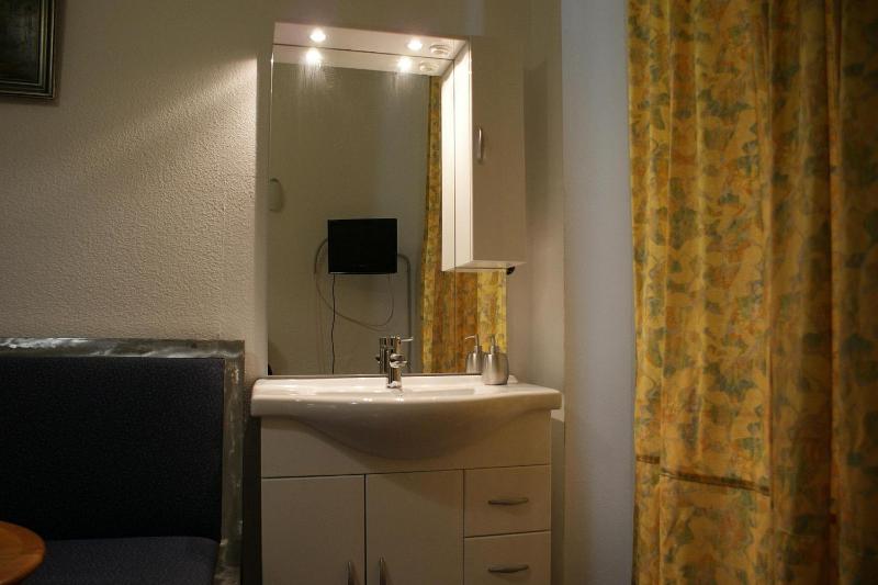 Single Room with Shared Bathroom image 3