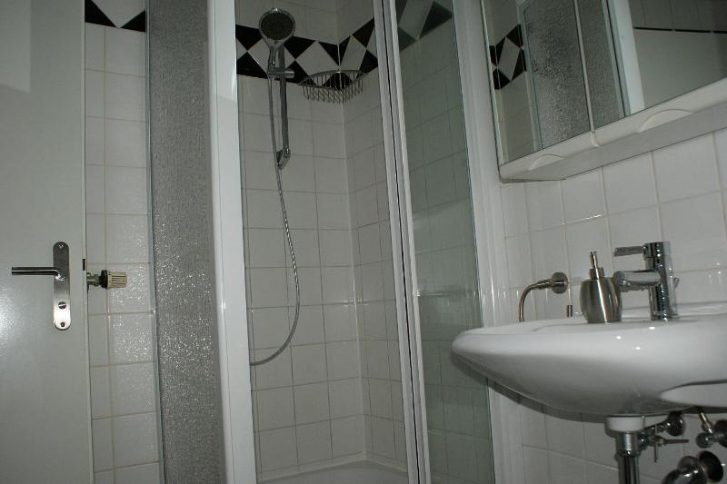 Single Room with Shared Bathroom image 4