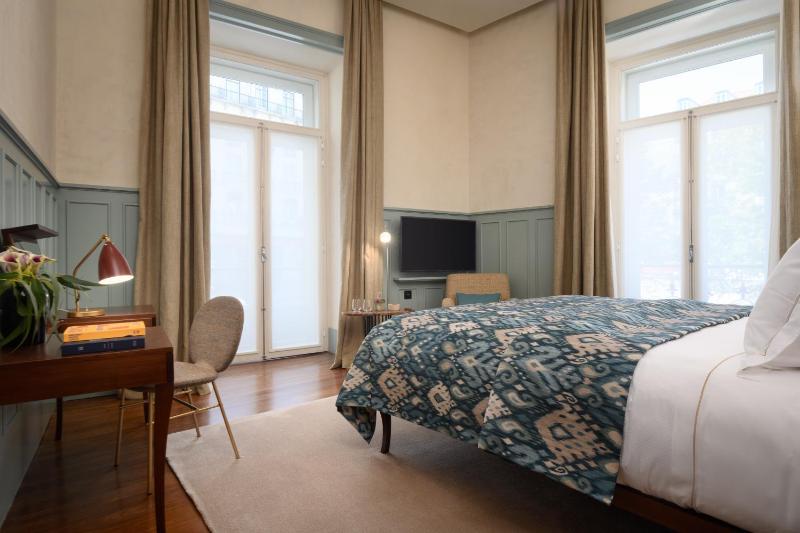 Classic Double Room with Side Square View image 3