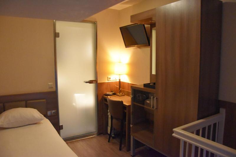 Budget Single Room image 3