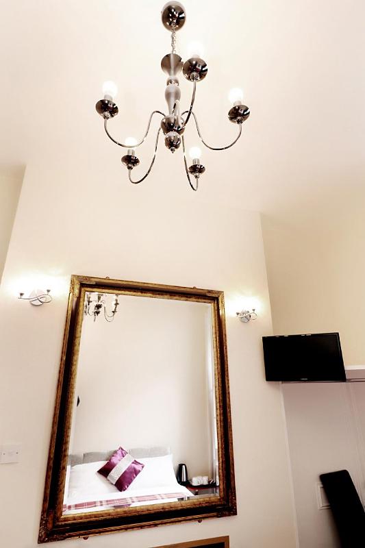 Basic Triple Room with Shared Bathroom image 4