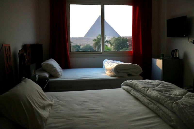 Deluxe Double Room with Window and Pyramids View image 2