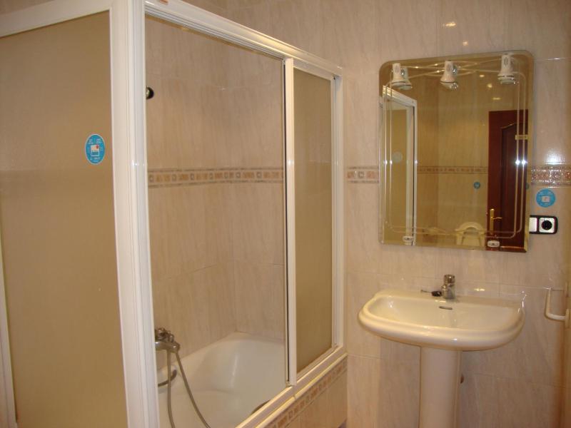 Double or Twin Room with Shared Bathroom image 1