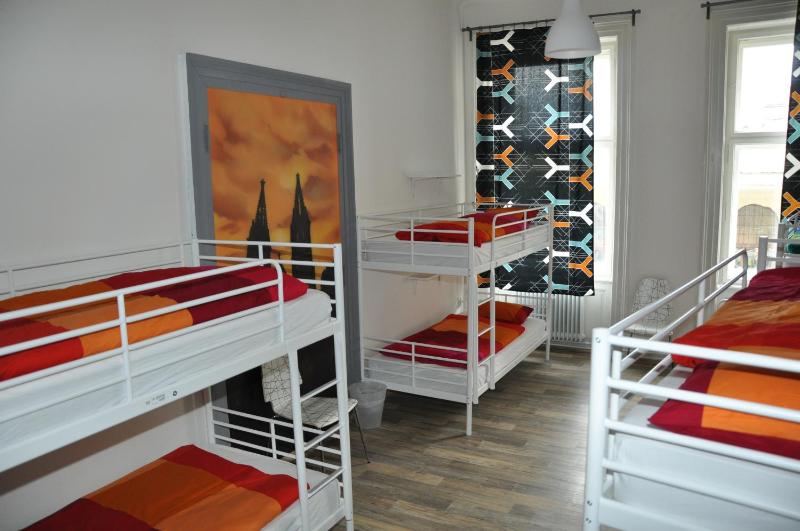 Bed in 8-Bed Mixed Dormitory Room image 3