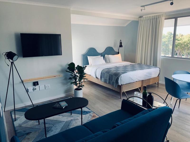King Suite with Balcony image 3