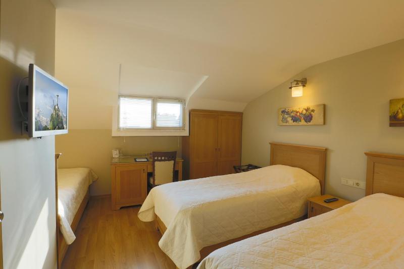 Standard Triple Room image 2