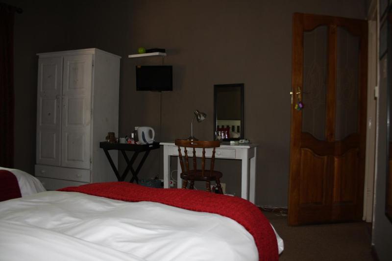 Standard Twin Room with Shared Bathroom image 3