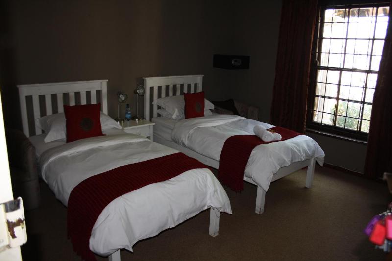Standard Twin Room with Shared Bathroom image 4