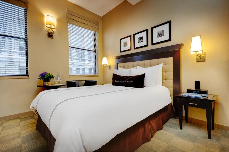 Deluxe Room with One Queen Bed image 1