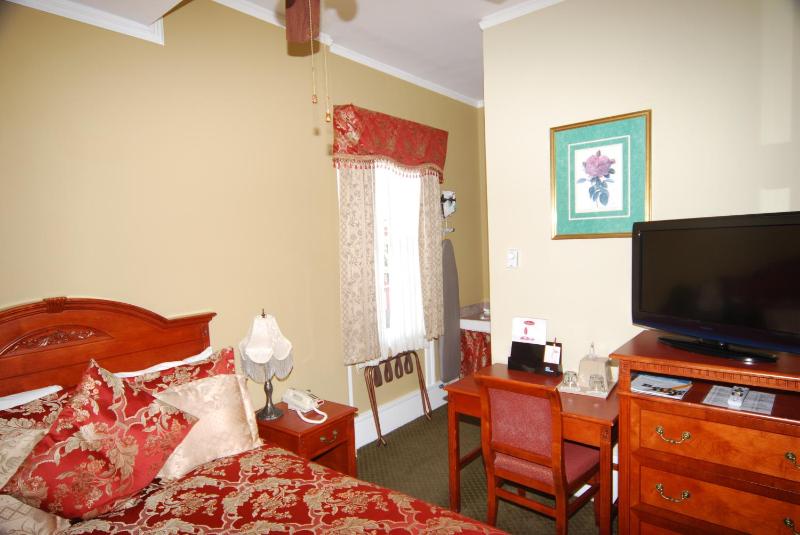 Standard Queen Room image 2