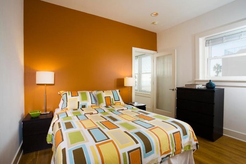 One-Bedroom Suite with Beachfront Ocean View - 1 Queen Bed and 1 Sofa Bed image 2