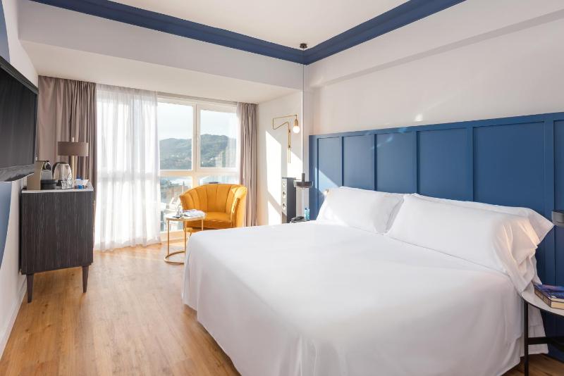 Premium Room with Sea View image 3