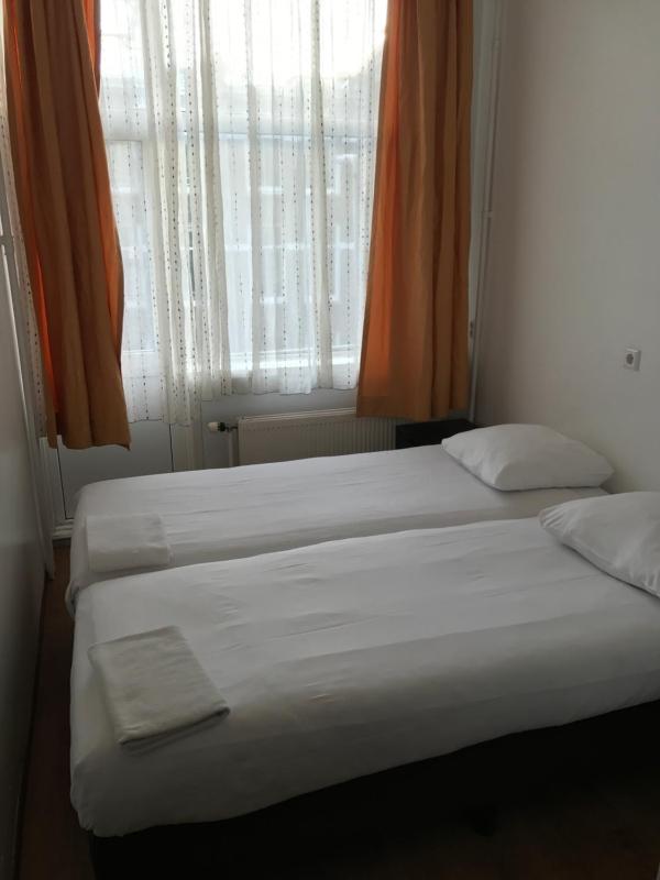 Double Room with Bathroom image 4