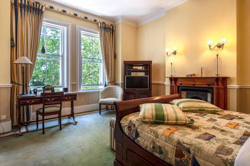 Deluxe Double Room with Bath and Shower image 1