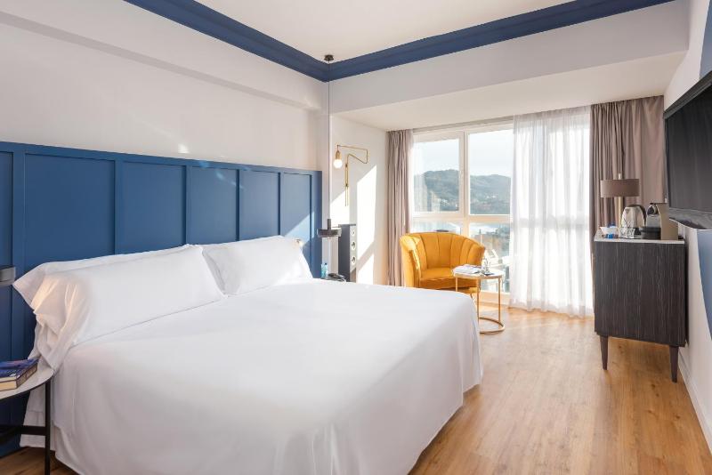 Premium Room with Sea View image 1