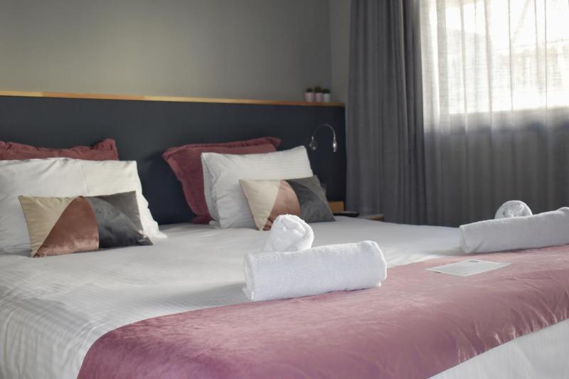 Deluxe Double or Twin Room with Balcony image 2