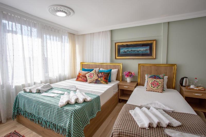 Deluxe Triple Room with Sea View image 2