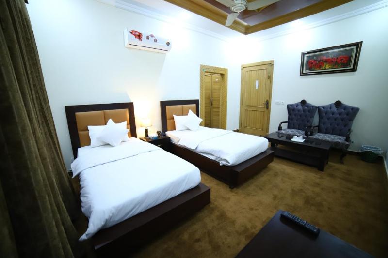 Deluxe Double or Twin Room image 2