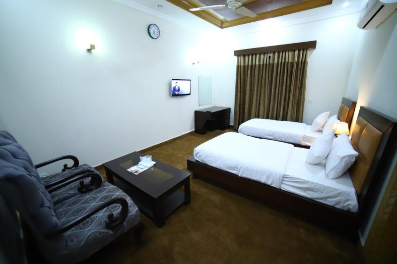 Deluxe Double or Twin Room image 1