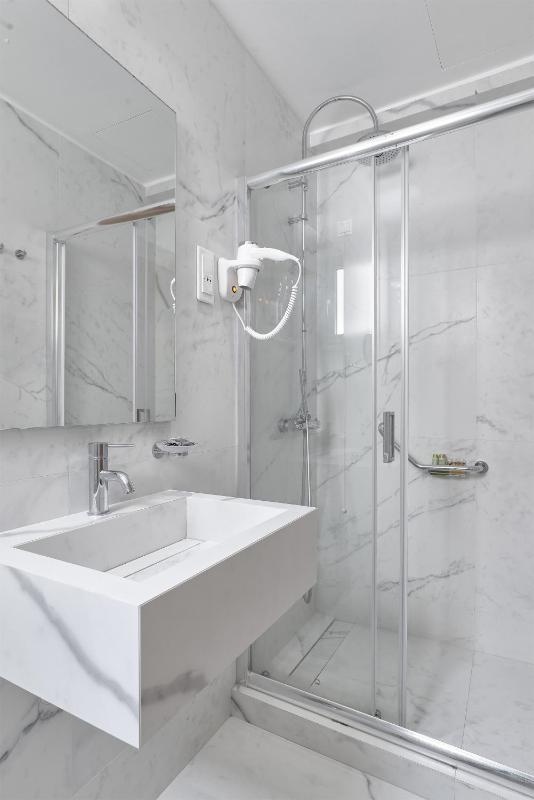 Standard Triple Room image 2