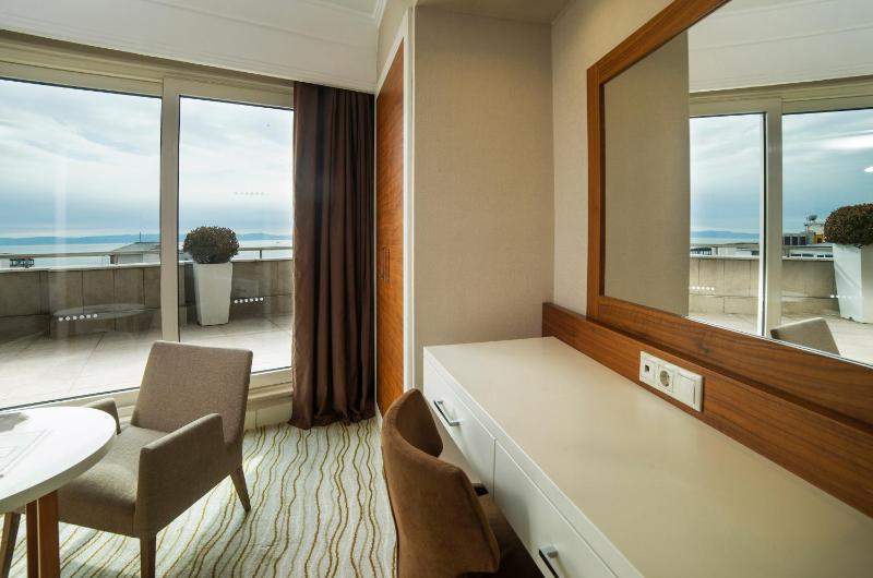 Superior Room with Balcony and Sea View - Non-Smoking image 2