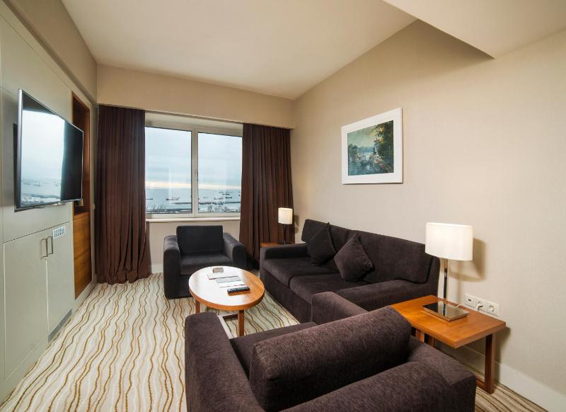 Suite with Sea View - Non-Smoking image 3