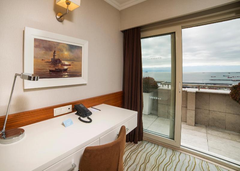 Suite with Balcony and Sea View - Non-Smoking image 3