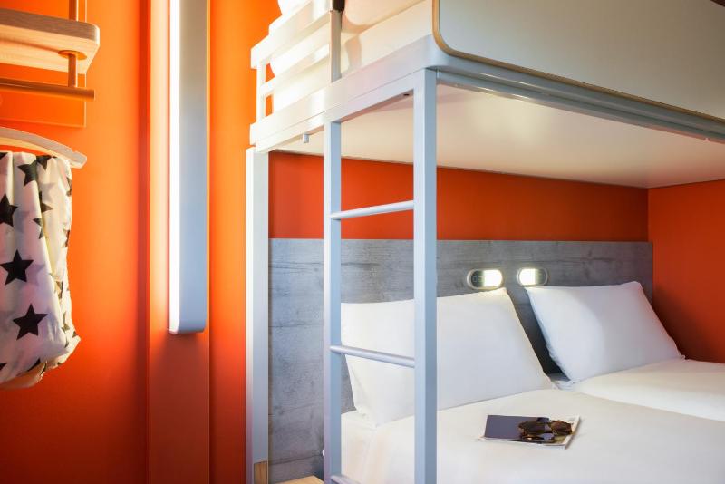 Standard Room with Two Single Beds and One Bunk Bed image 2