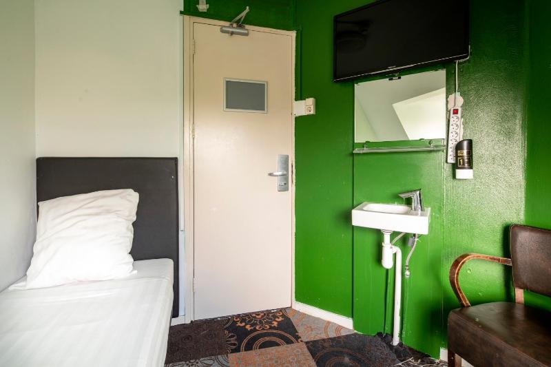 Single Room with Shared Facilities image 4