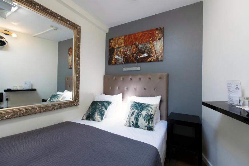 Economy Twin Room image 4