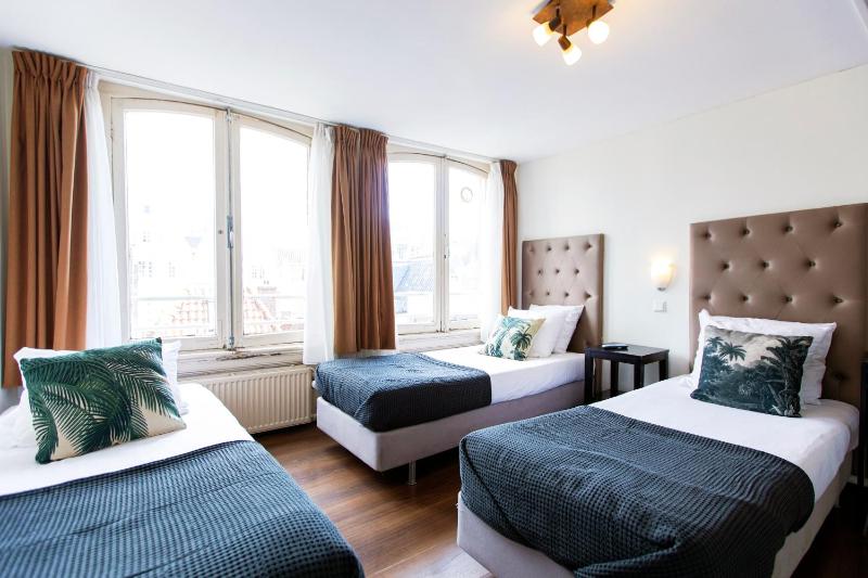 Triple Room with Shared Bathroom image 2