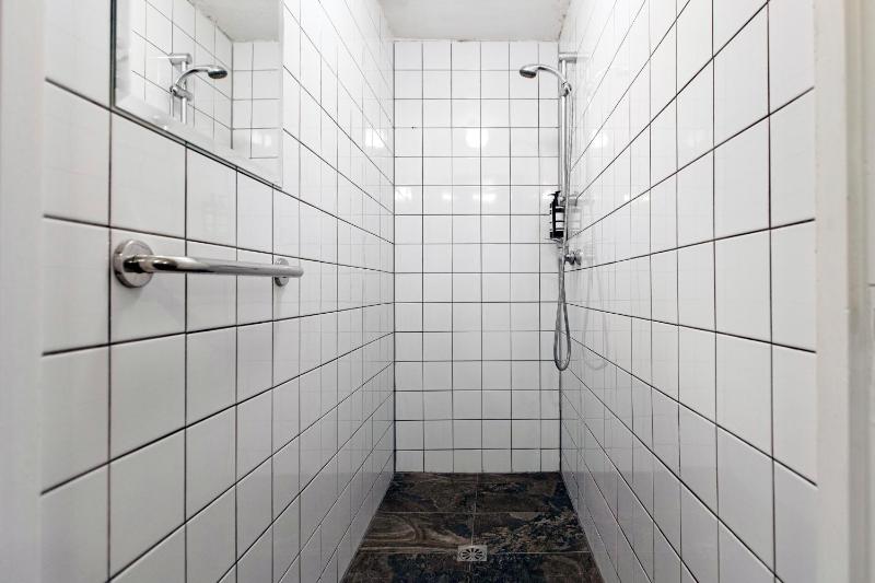 Single Room with Shared Bathroom image 2