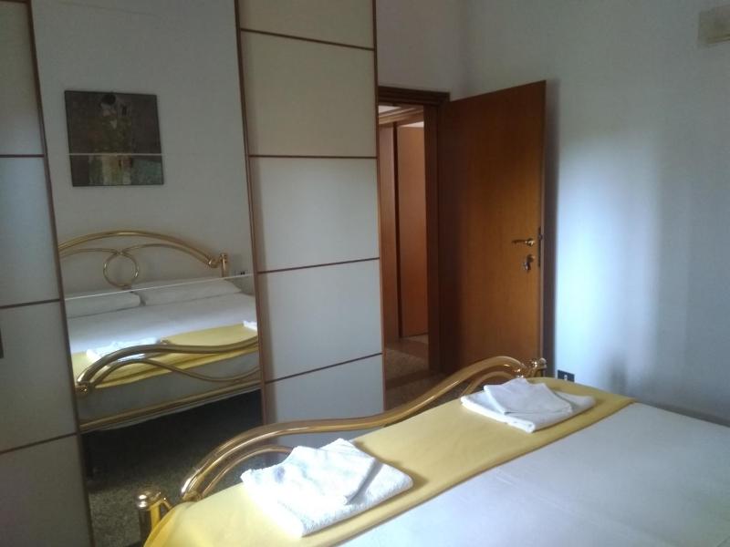 Standard Double Room with Shared Bathroom image 4