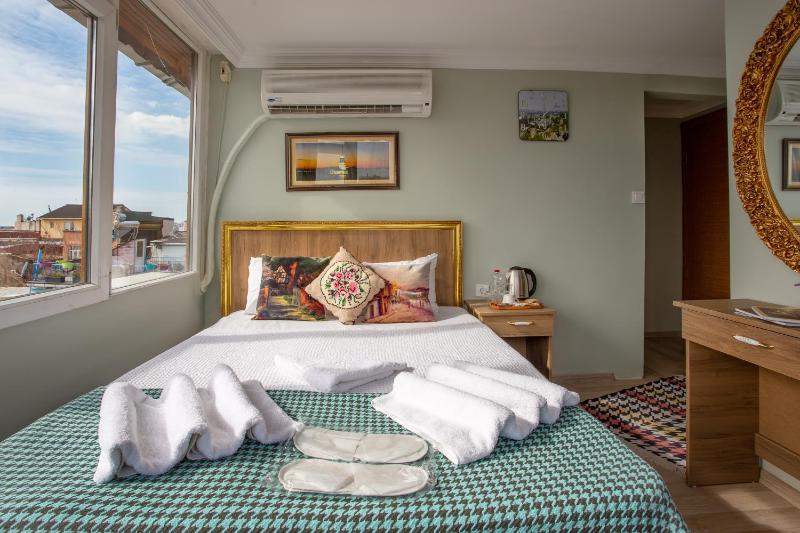 Deluxe Double Room with Sea View image 3