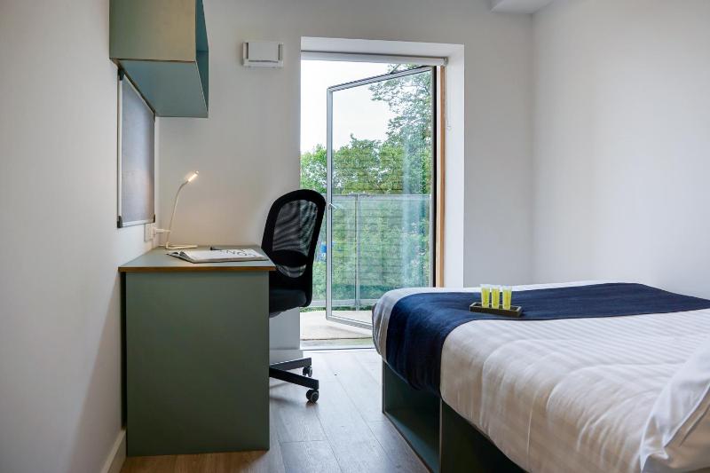 Double Room with Balcony image 2
